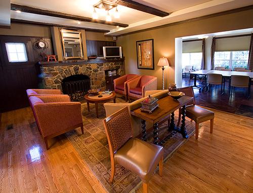 The Olde Stone House - Den