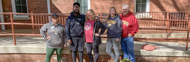 Alumni volunteer