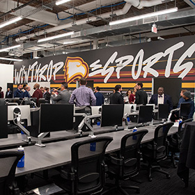 A crowd of people in the Winthrop Esports training room