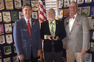 /uploadedImages/news/Articles/Faulkner-Rotarian-of-Yr.jpg