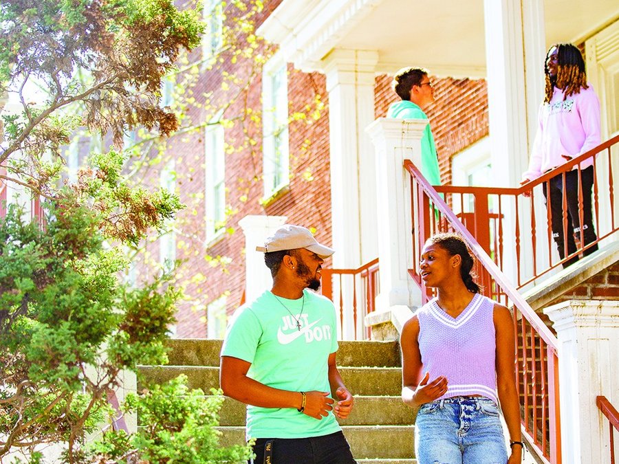 Students walking through Lee Wicker